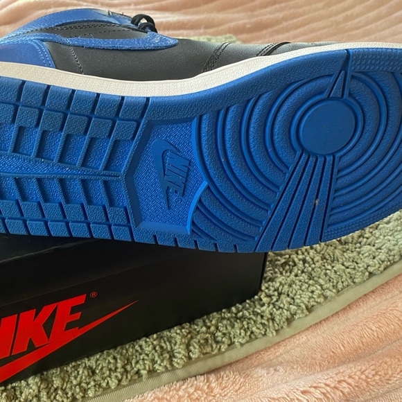 Air Jordan 1 Retro High OG - EUC - Picture 5 of 7